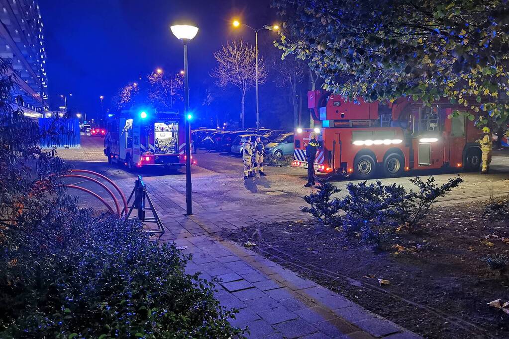 Brandweer blust brand in bloembak op eerste etage