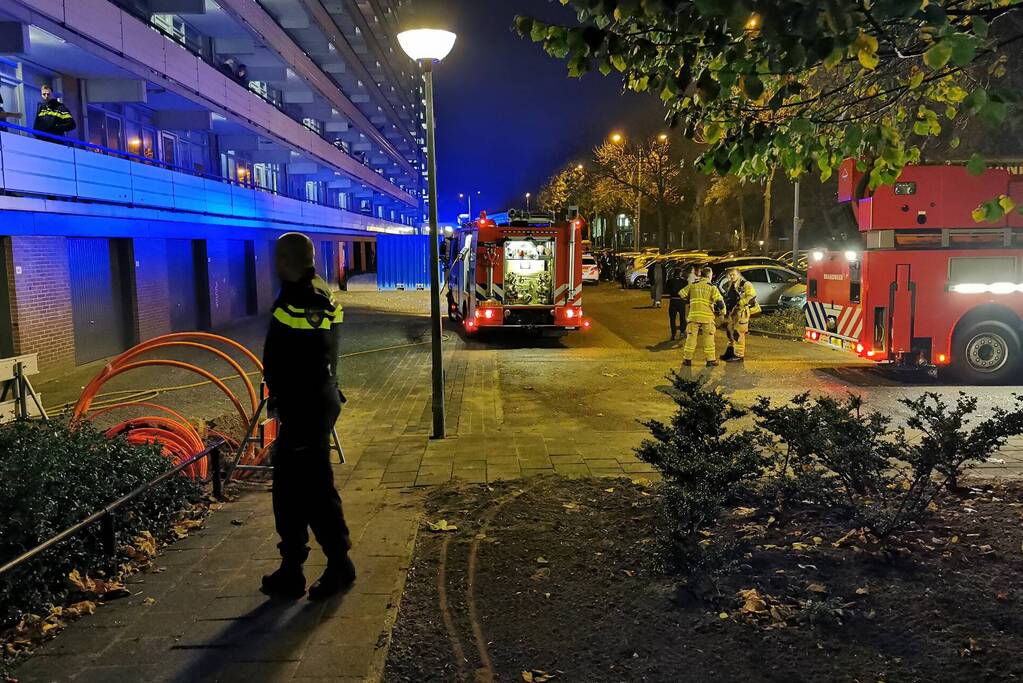 Brandweer blust brand in bloembak op eerste etage