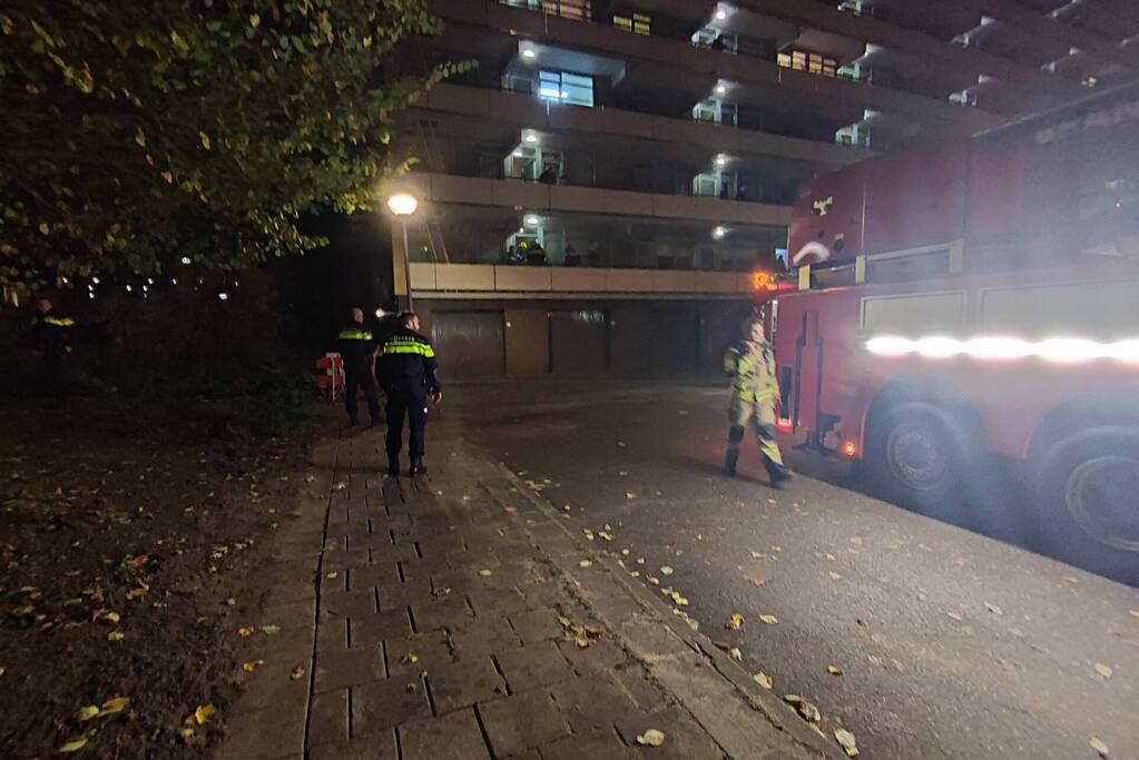 Brandweer blust brand in bloembak op eerste etage