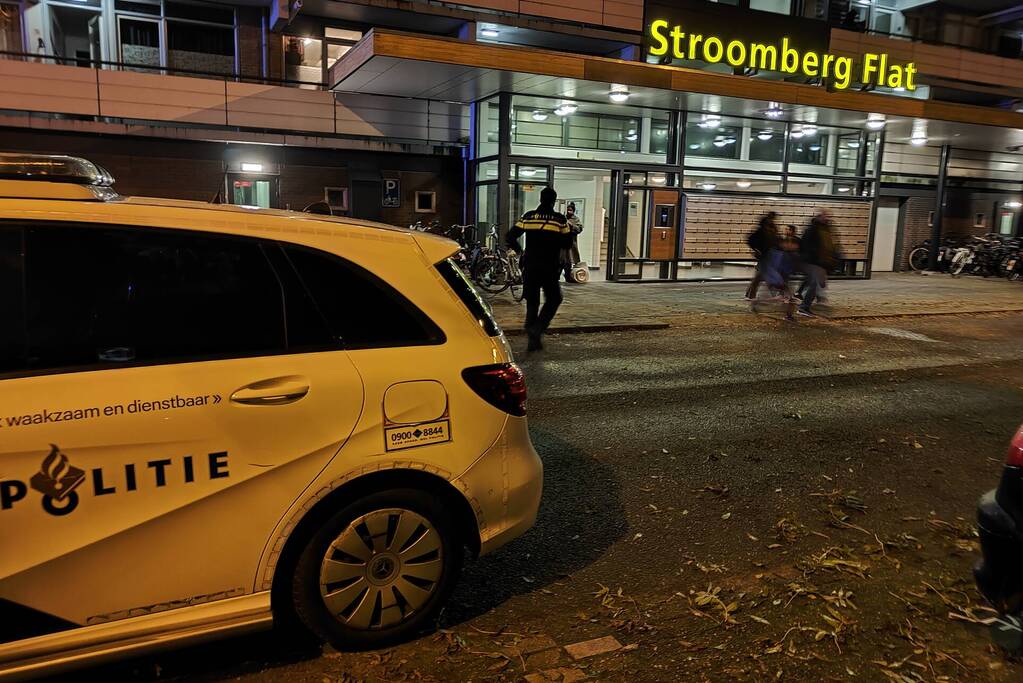 Brandweer blust brand in bloembak op eerste etage