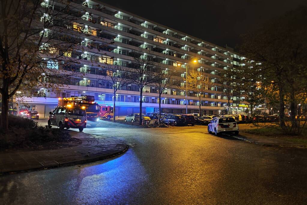 Brandweer blust brand in bloembak op eerste etage