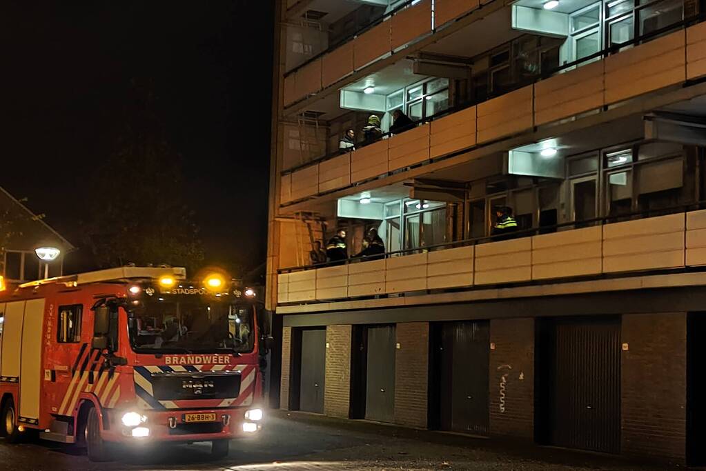 Brandweer blust brand in bloembak op eerste etage