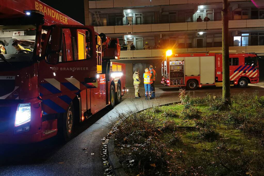 Brandweer blust brand in bloembak op eerste etage