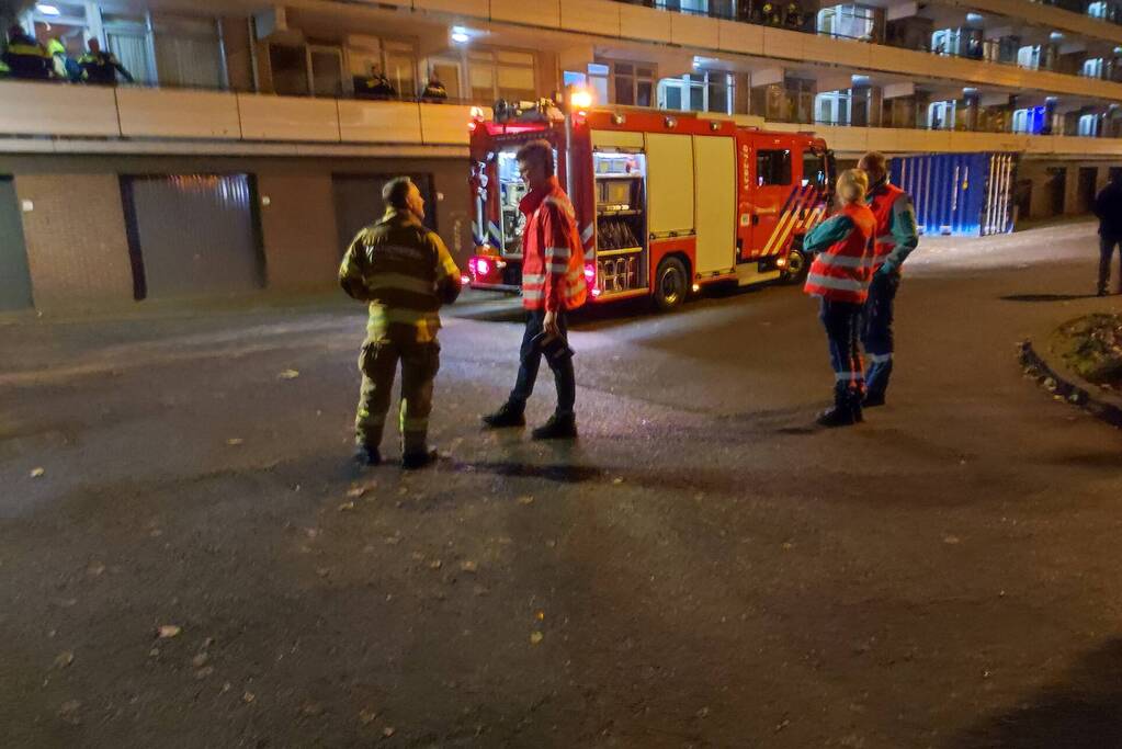 Brandweer blust brand in bloembak op eerste etage