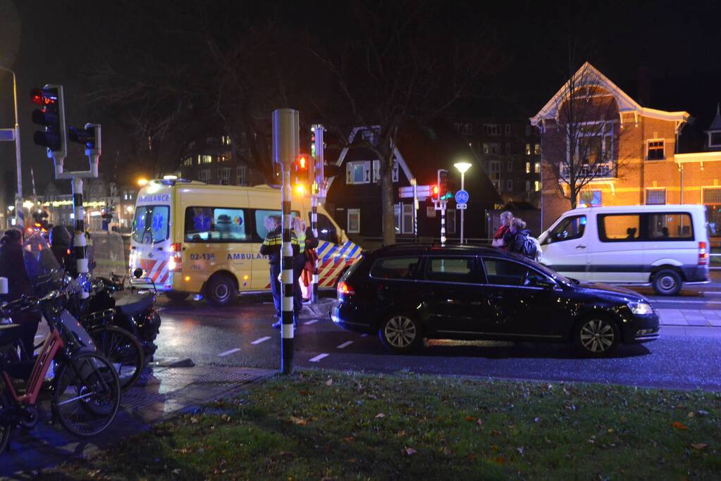 Scooterrijdster gewond door botsing met personenauto