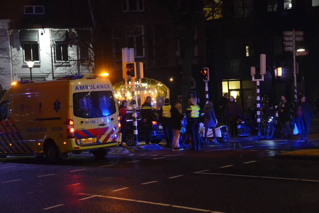 Scooterrijdster gewond door botsing met personenauto