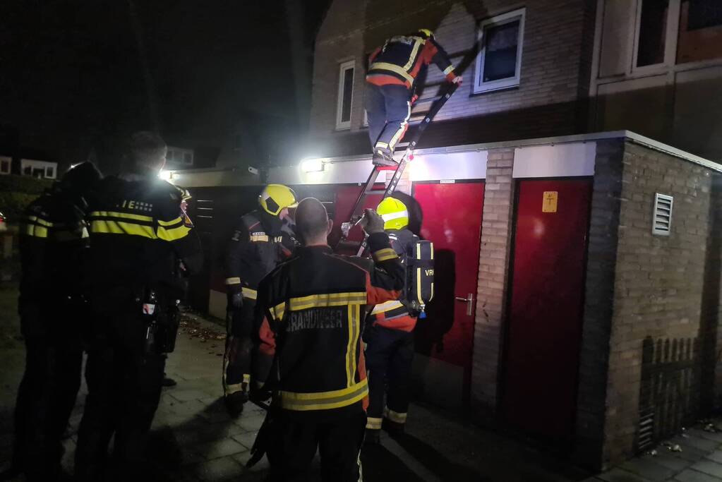 Slotenmaker opent deur voor brandweer