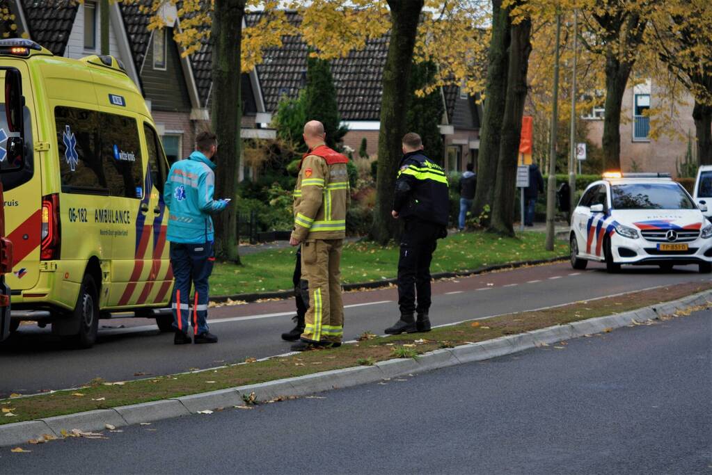 Meisje vast met voet tussen spaken van fiets