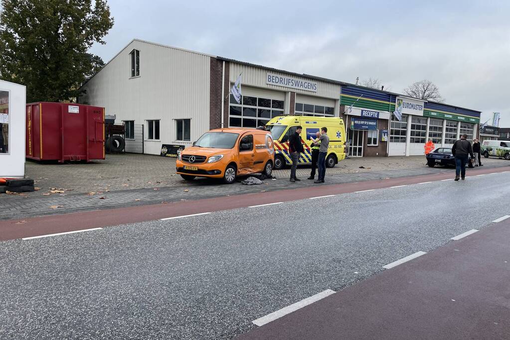Gewonde bij botsing tussen busje en oldtimer