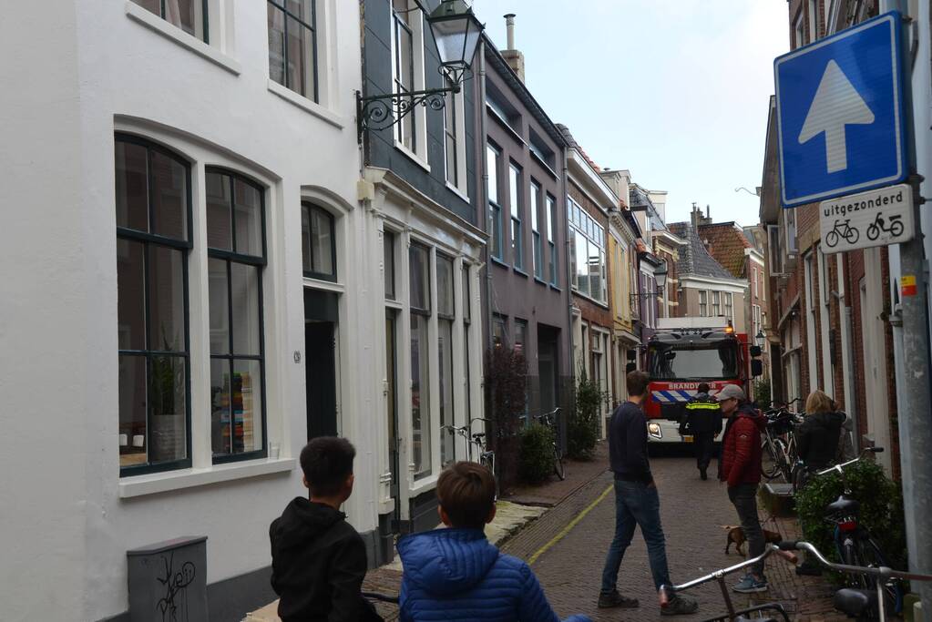 Brandweer onderzoekt mogelijke gaslucht in woning