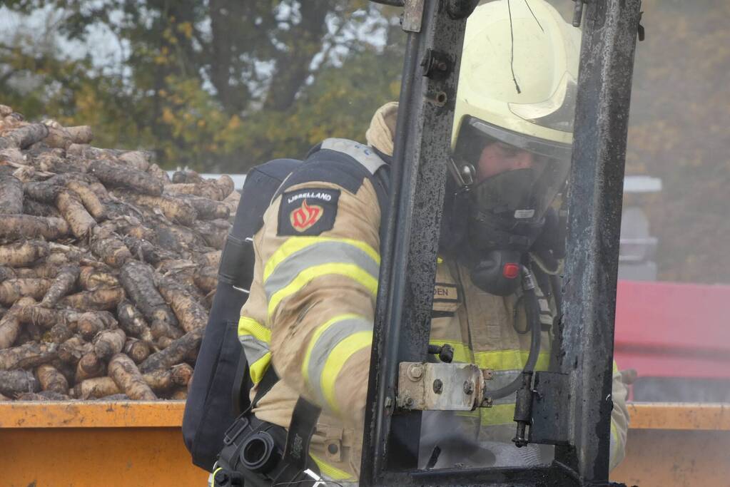 Tractor brandt volledig uit
