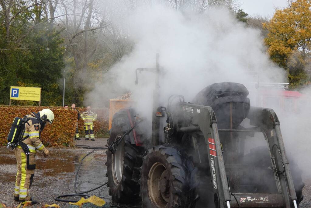 Tractor brandt volledig uit