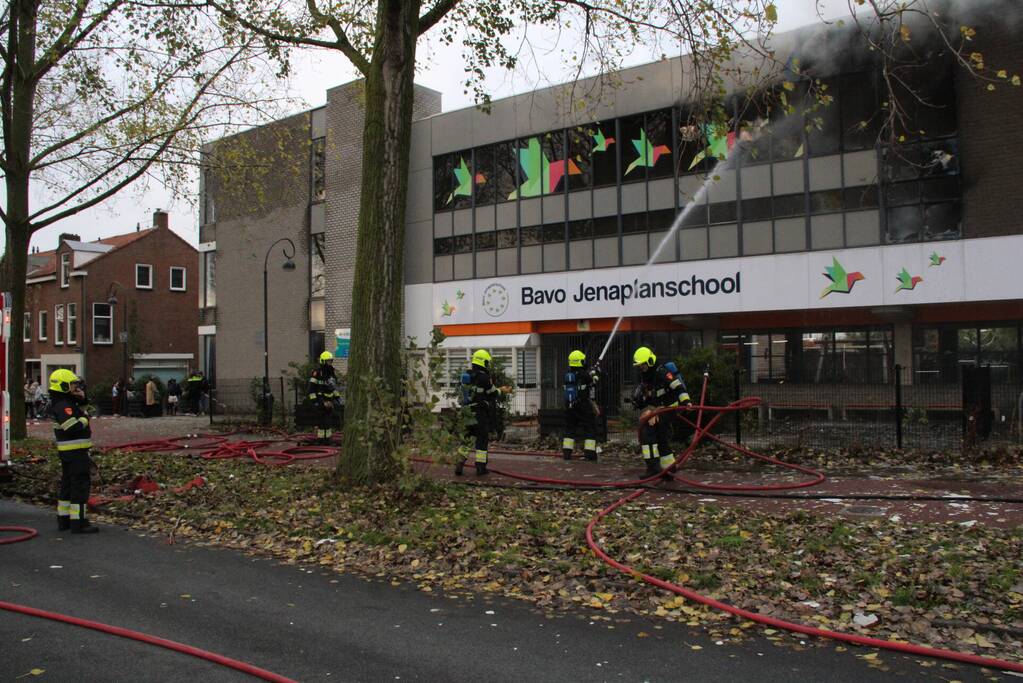 Zeer grote brand bij basisschool