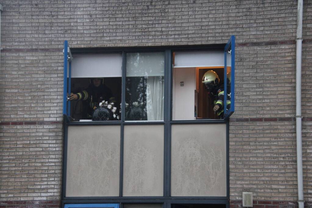 Brandweer ventileert na woningbrand