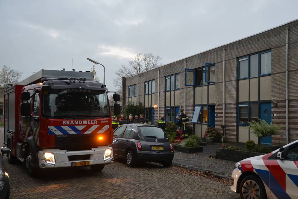 Brandweer ventileert na woningbrand