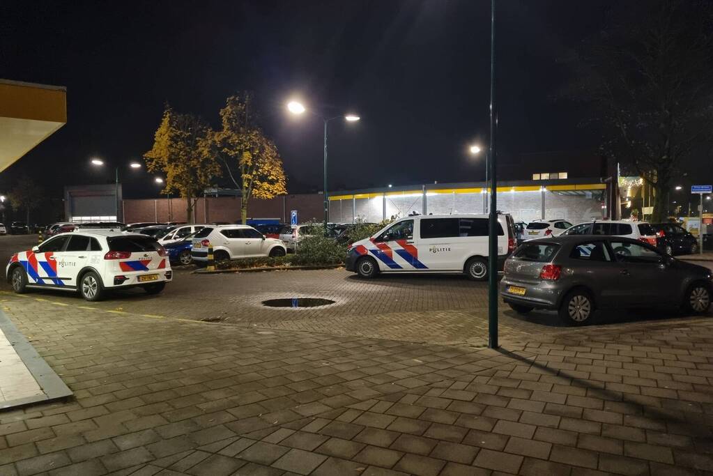 Politie in kogelwerende vesten treden flatwoning binnen