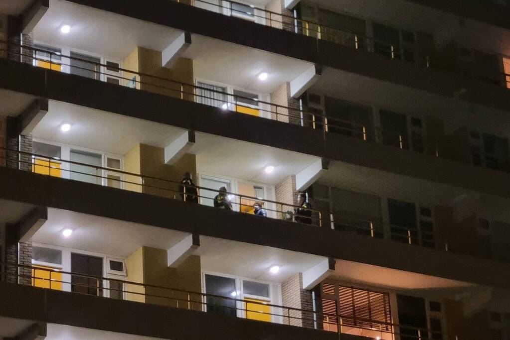 Politie in kogelwerende vesten treden flatwoning binnen
