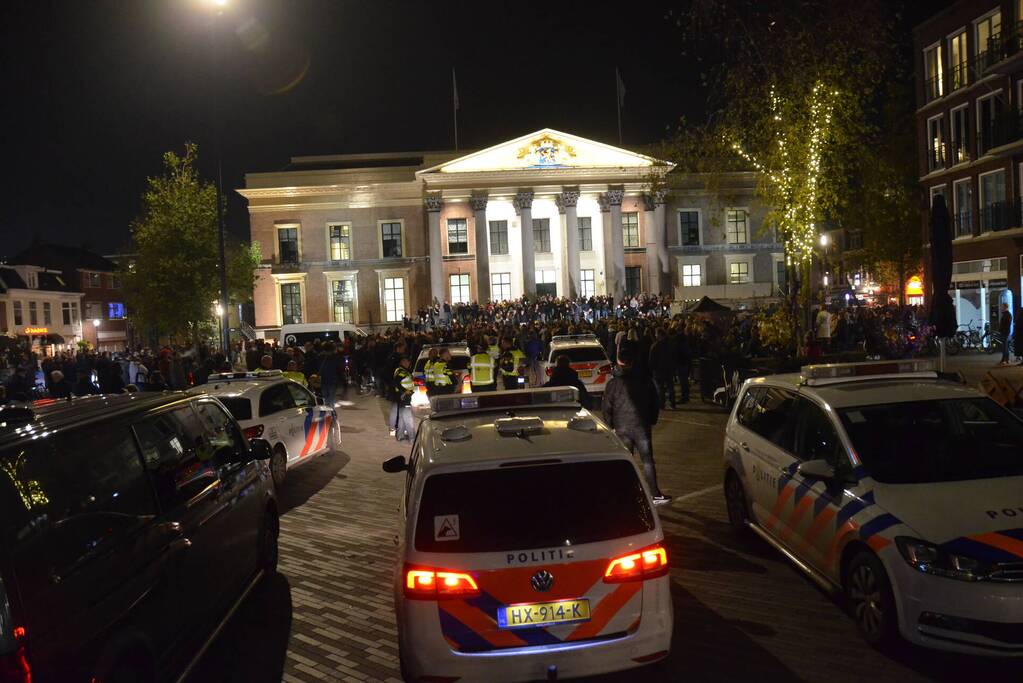 Honderden kroeggangers op straat door sluiting kroegen