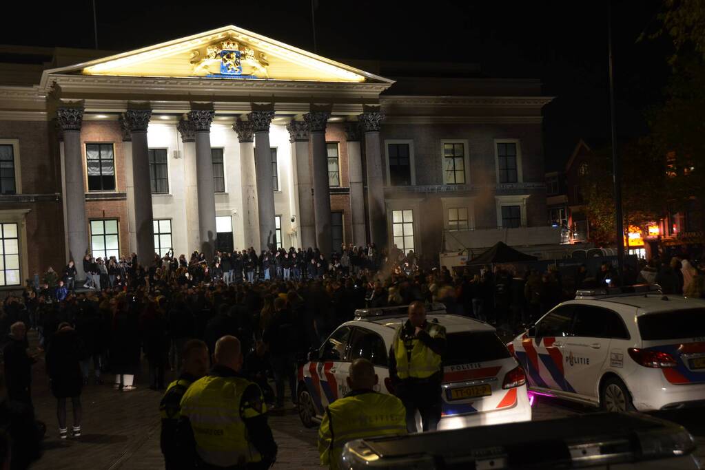 Honderden kroeggangers op straat door sluiting kroegen