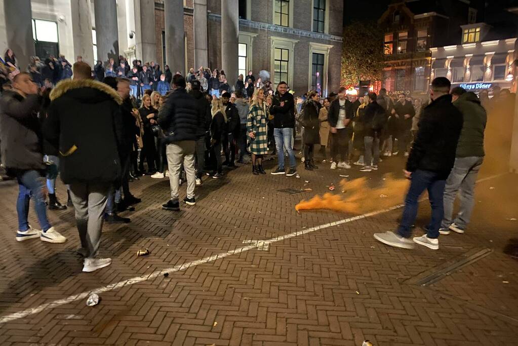 Honderden kroeggangers op straat door sluiting kroegen