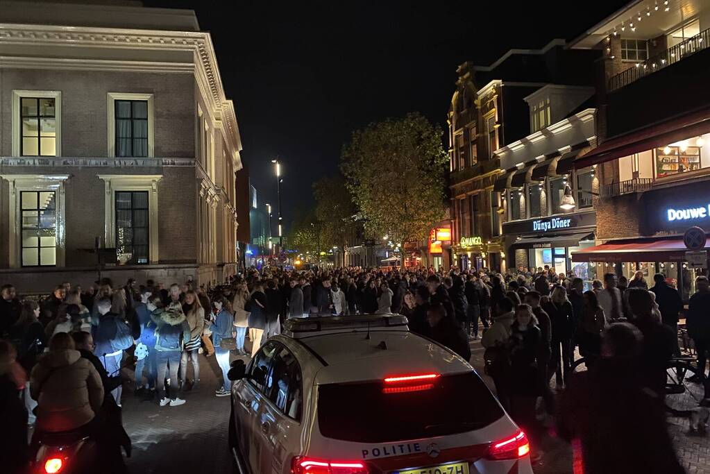 Honderden kroeggangers op straat door sluiting kroegen