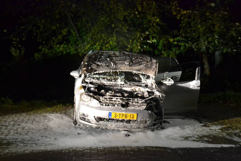 Schade aan personenauto door brand