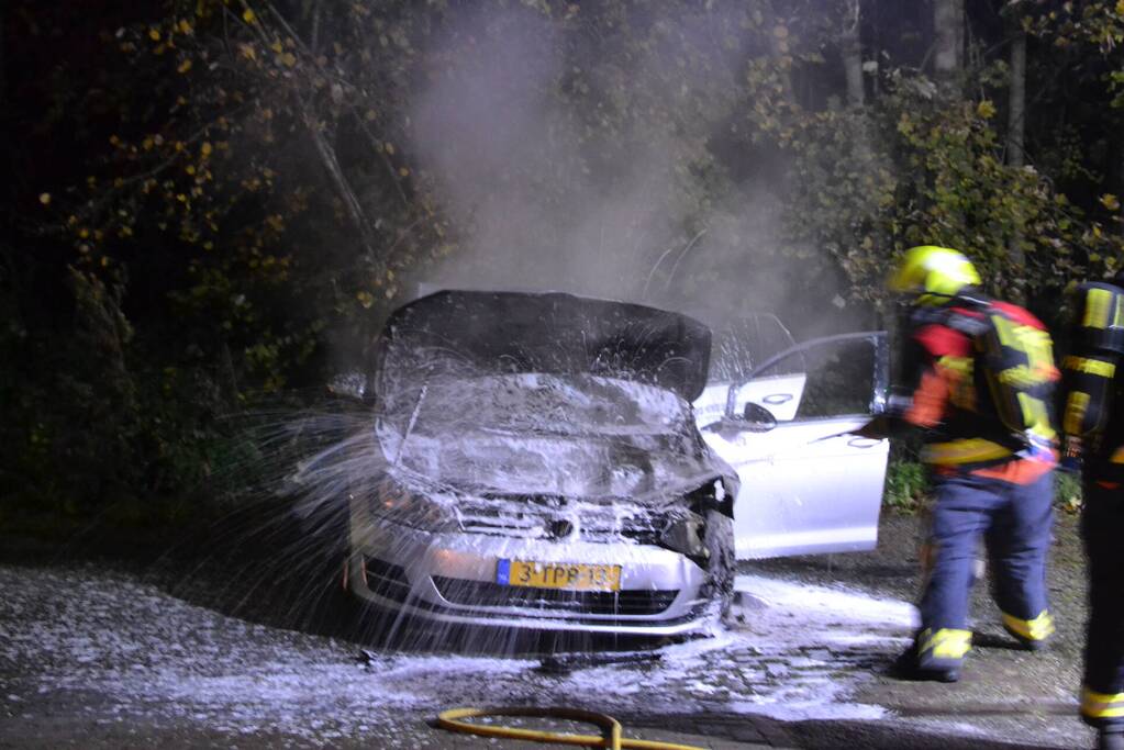 Schade aan personenauto door brand