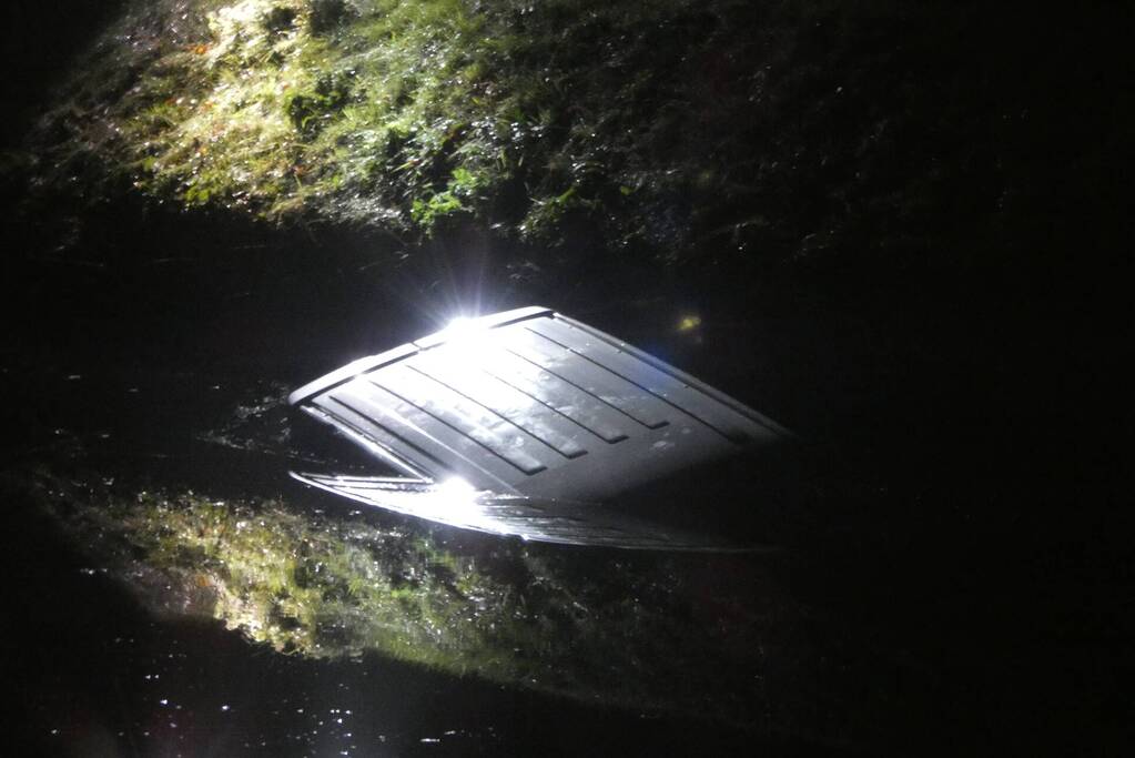 Bestelbus belandt in water