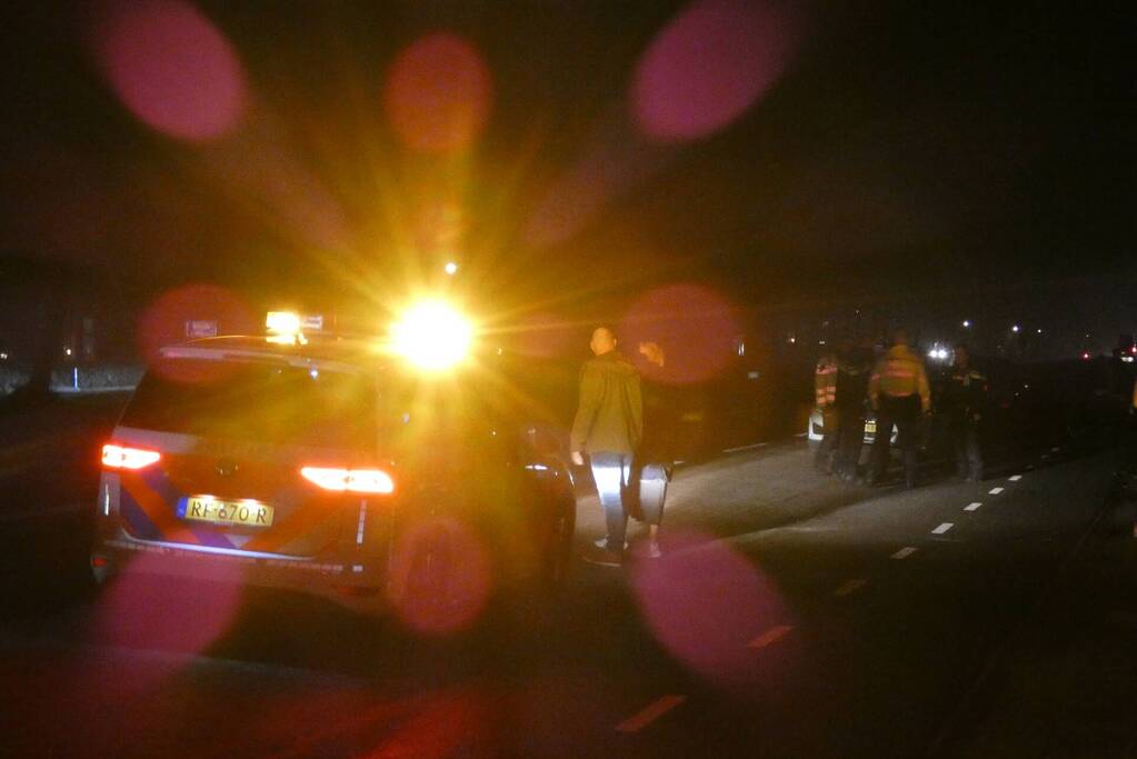 Bestelbus belandt in water