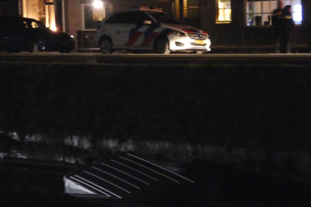 Bestelbus belandt in water