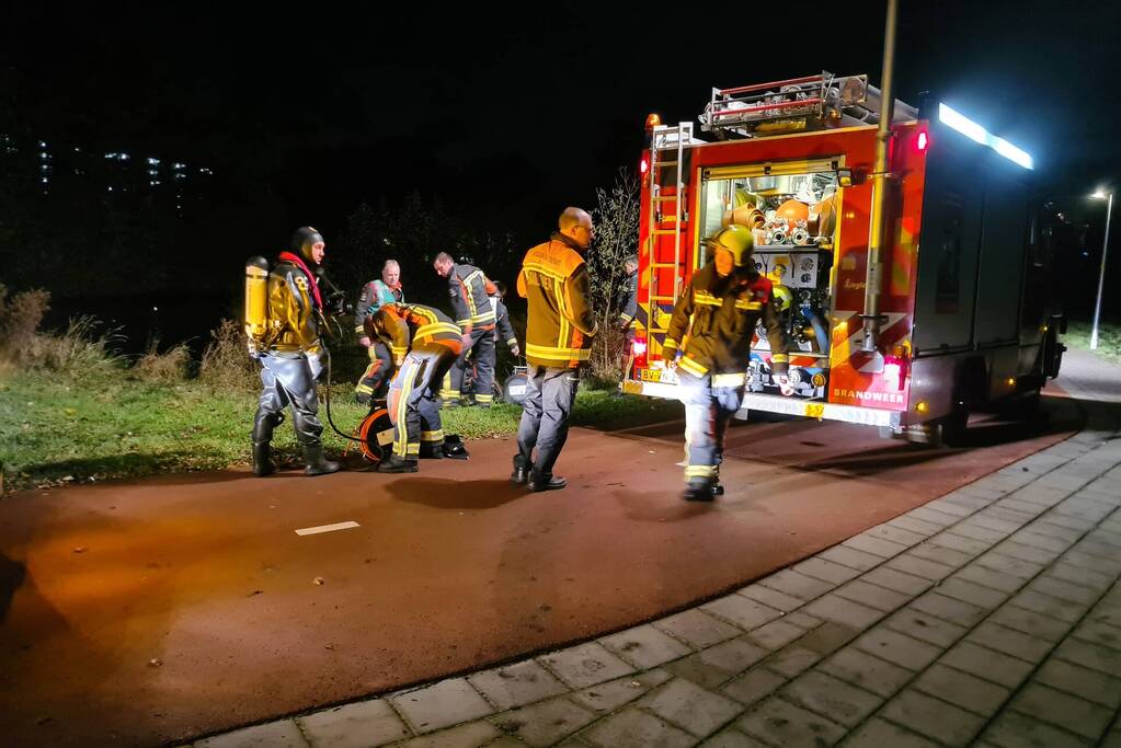 Brandweer zoekt naar persoon te water na aantreffen kleding