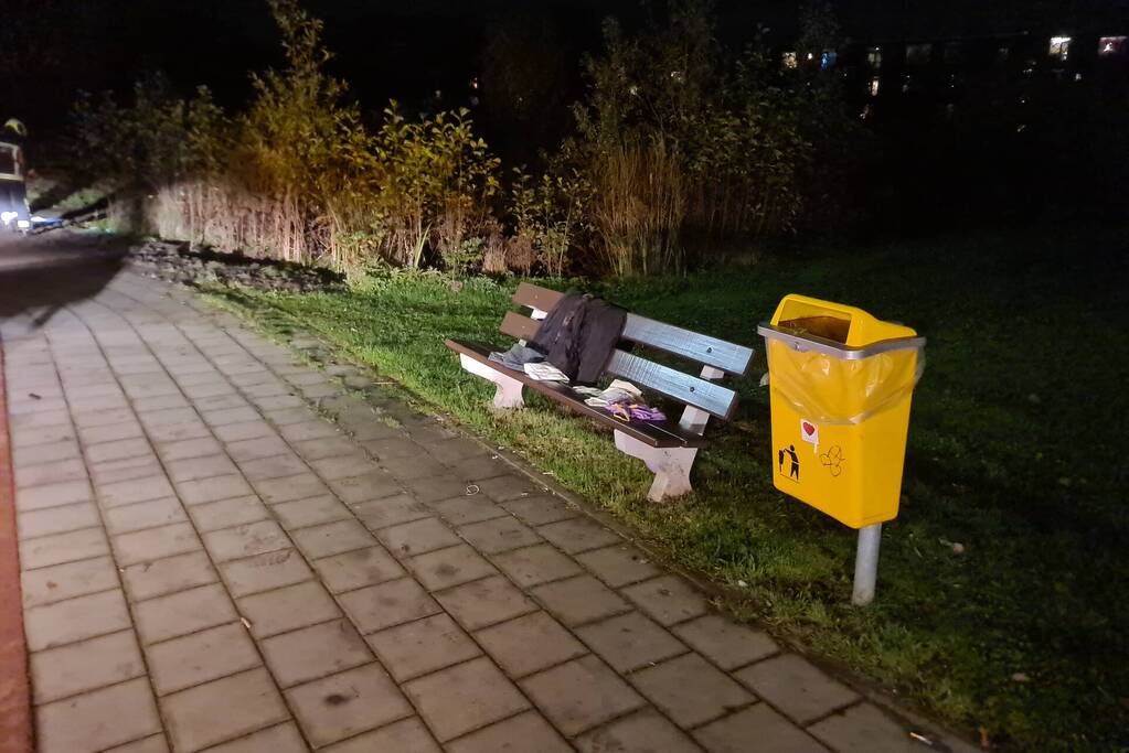 Brandweer zoekt naar persoon te water na aantreffen kleding
