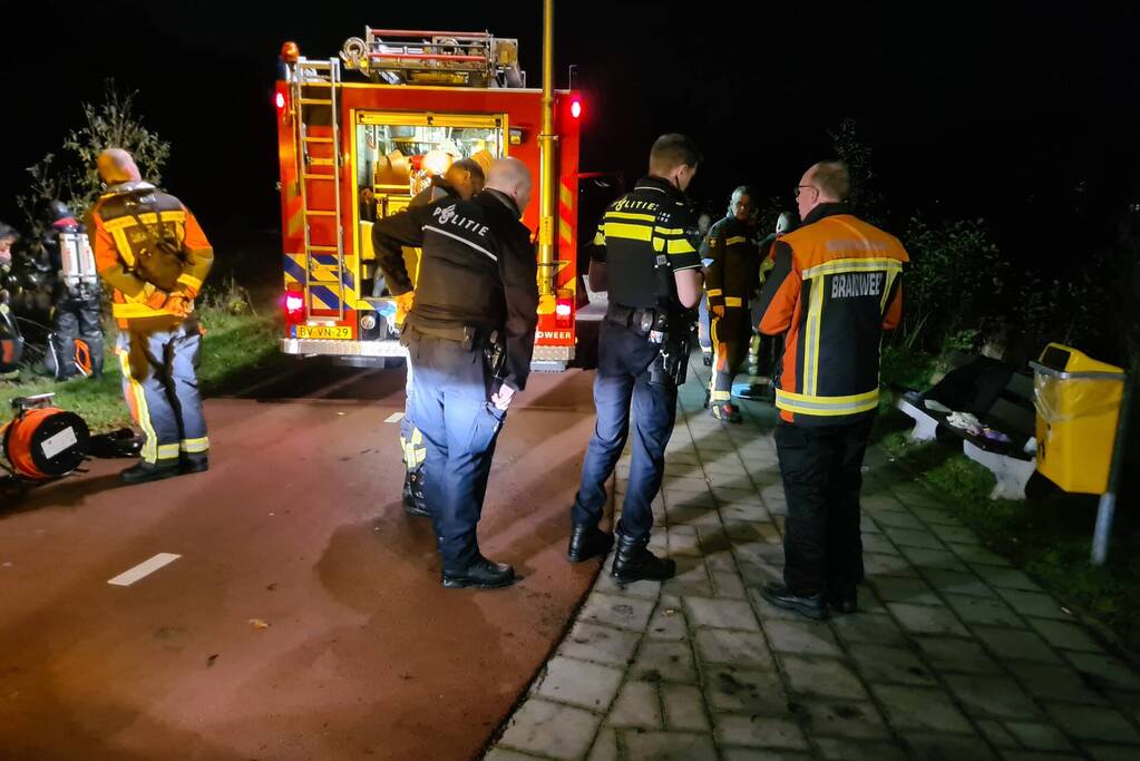 Brandweer zoekt naar persoon te water na aantreffen kleding