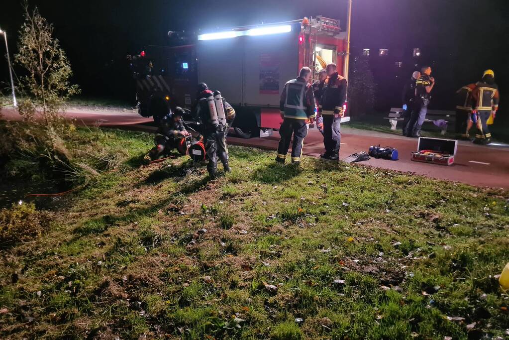 Brandweer zoekt naar persoon te water na aantreffen kleding