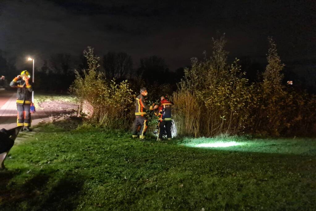 Brandweer zoekt naar persoon te water na aantreffen kleding