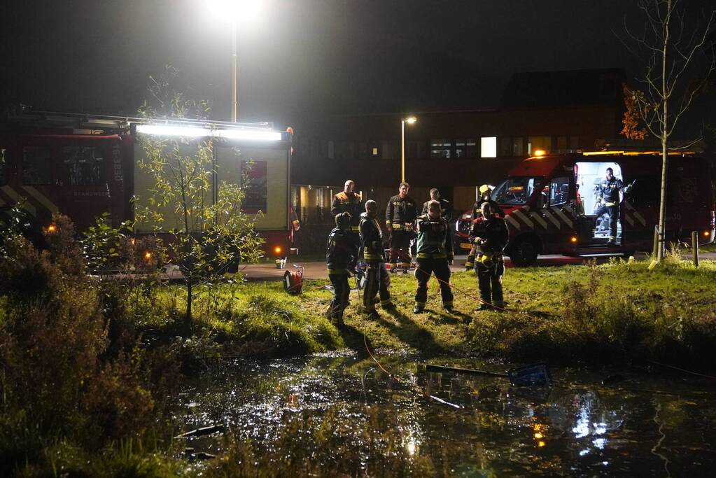 Brandweer zoekt naar persoon te water na aantreffen kleding