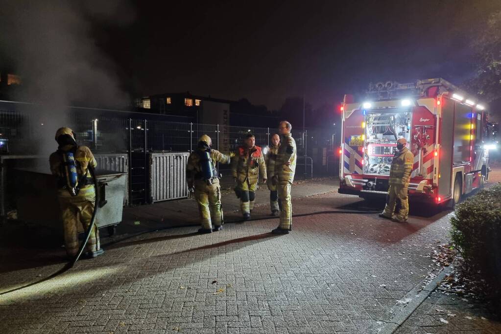 Brandweer blust brand in container