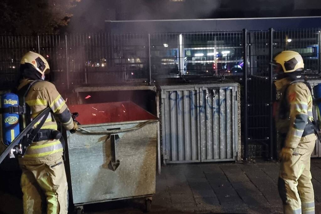 Brandweer blust brand in container