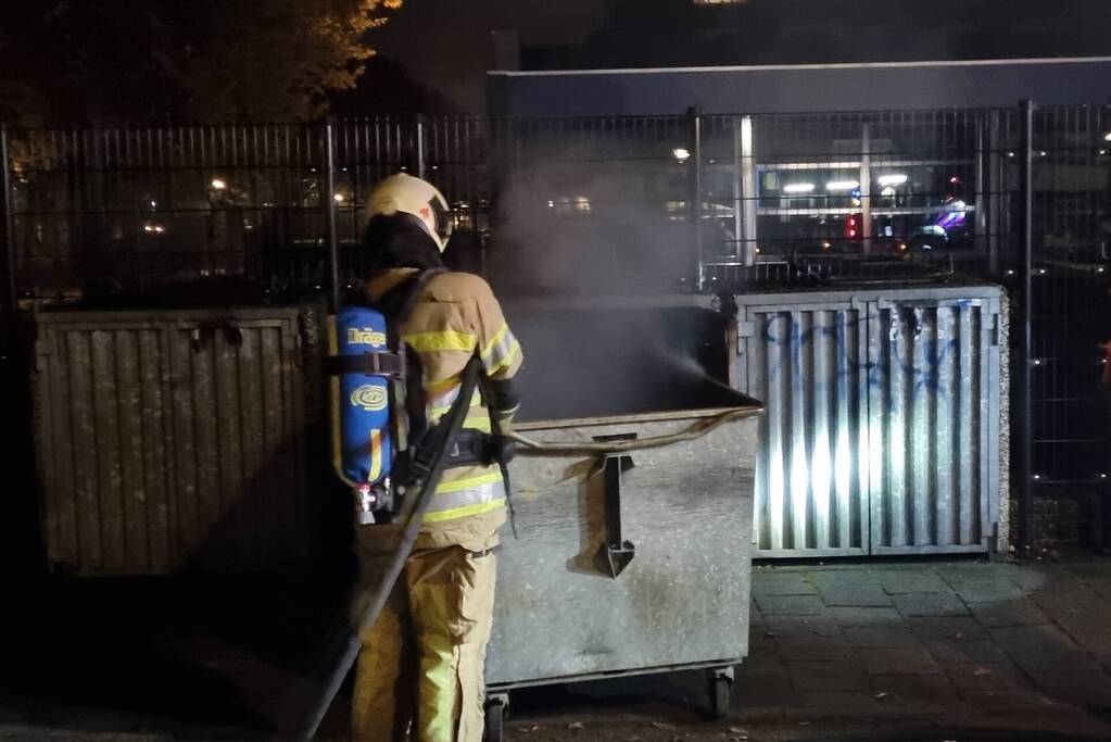 Brandweer blust brand in container