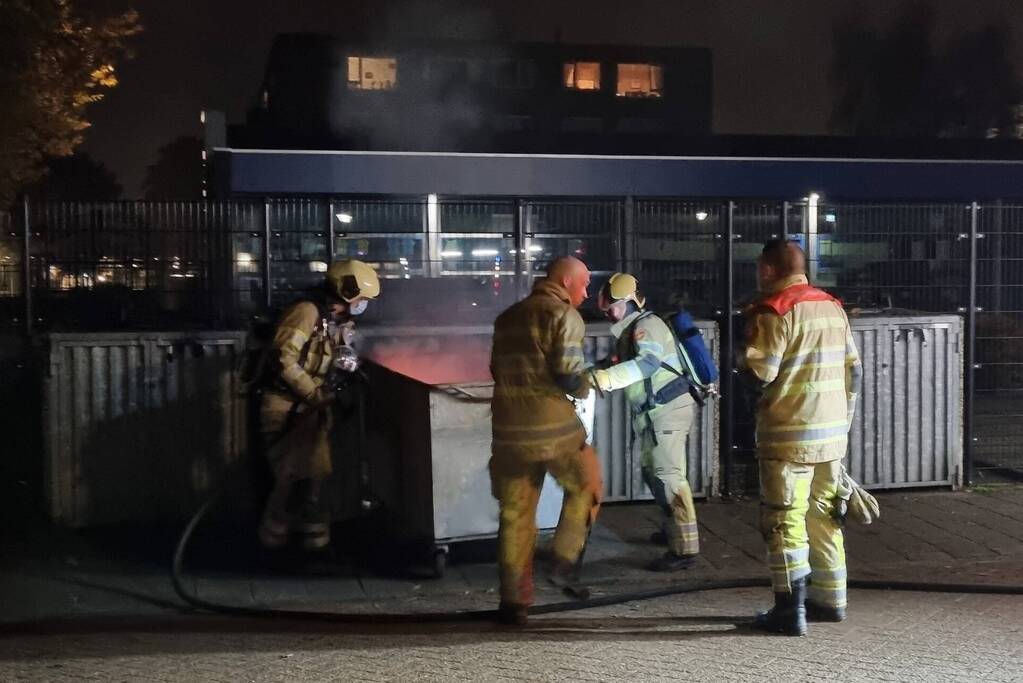 Brandweer blust brand in container
