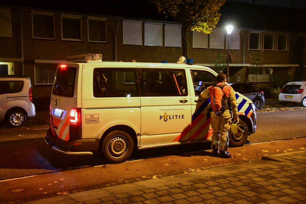 Man ruikt gaslucht tijdens uitlaten van hond