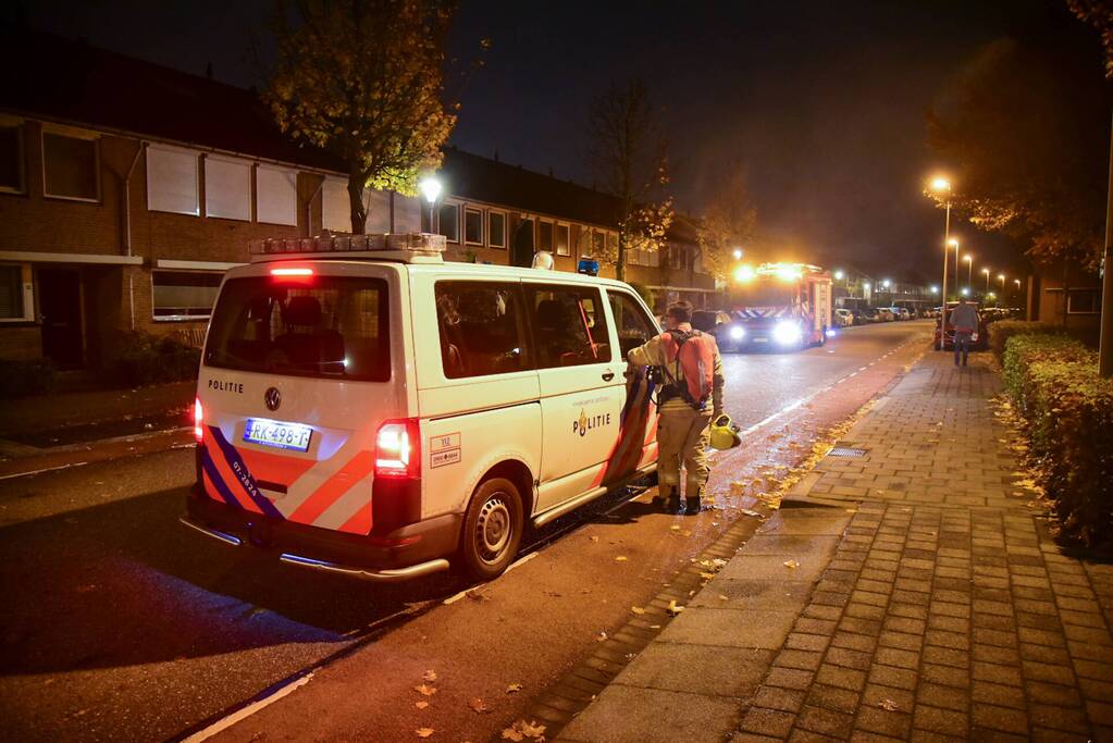 Man ruikt gaslucht tijdens uitlaten van hond