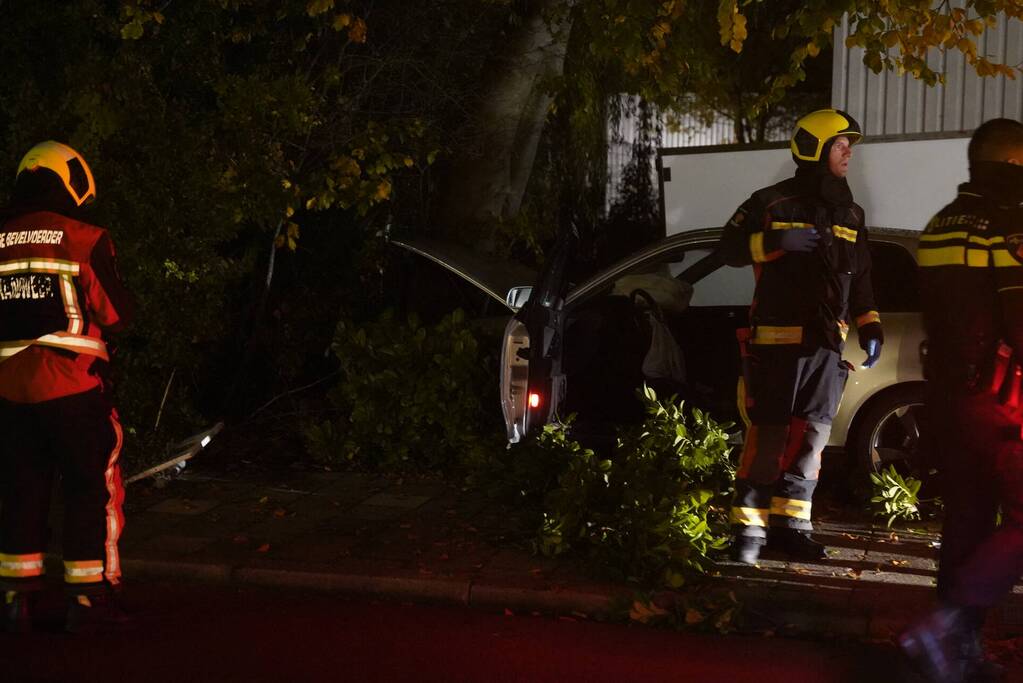 Personenauto botst tegen lantaarnpaal