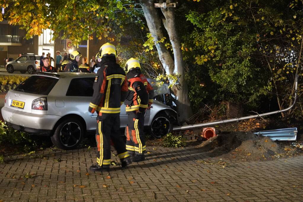 Personenauto botst tegen lantaarnpaal