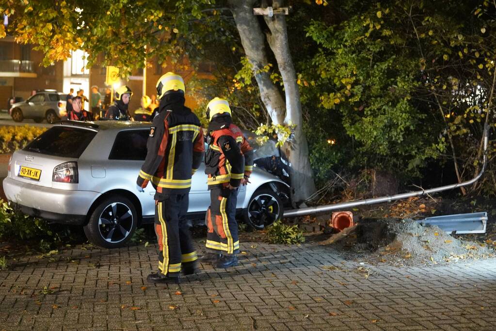 Personenauto botst tegen lantaarnpaal