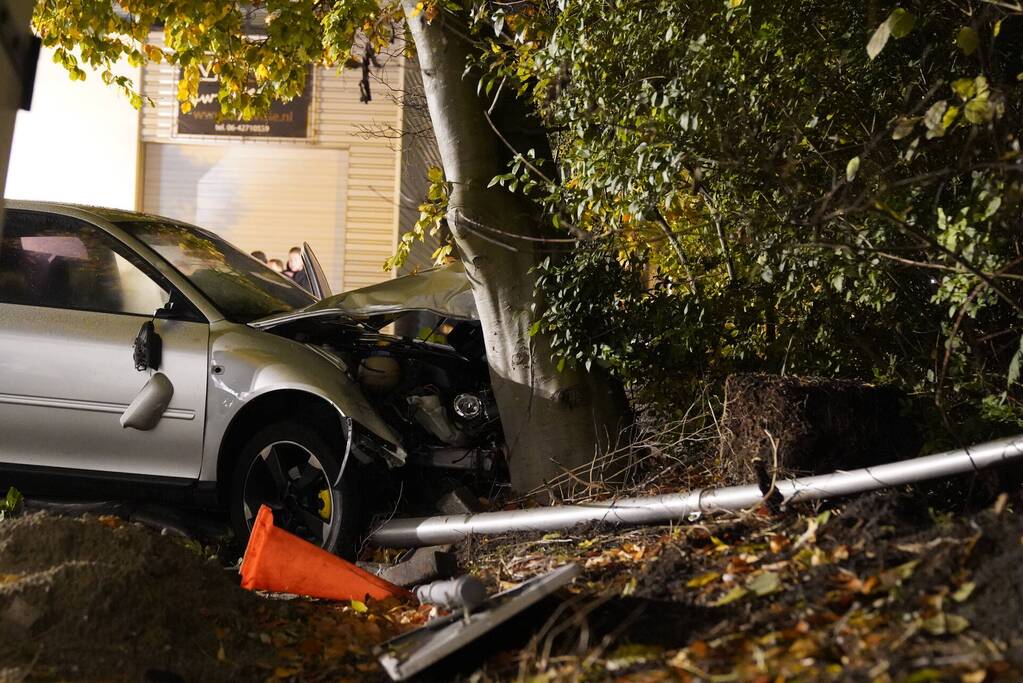 Personenauto botst tegen lantaarnpaal