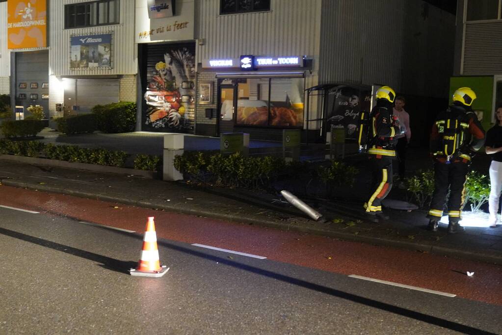 Personenauto botst tegen lantaarnpaal