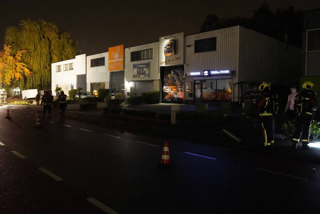 Personenauto botst tegen lantaarnpaal