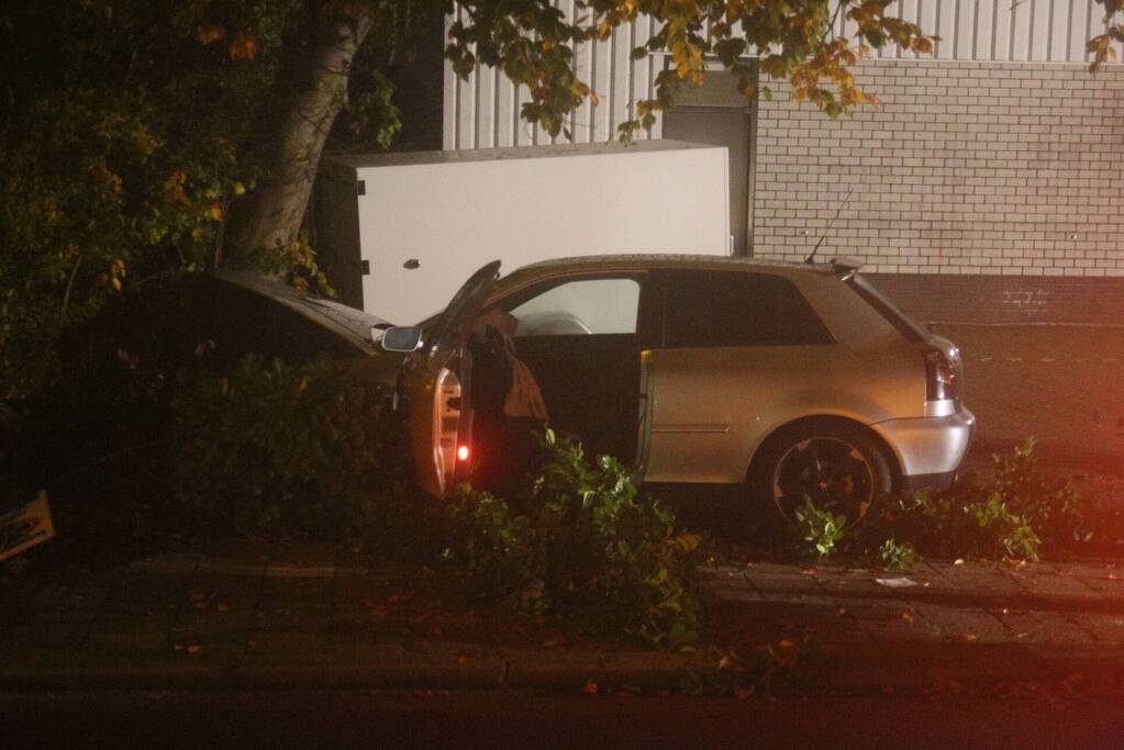 Personenauto botst tegen lantaarnpaal