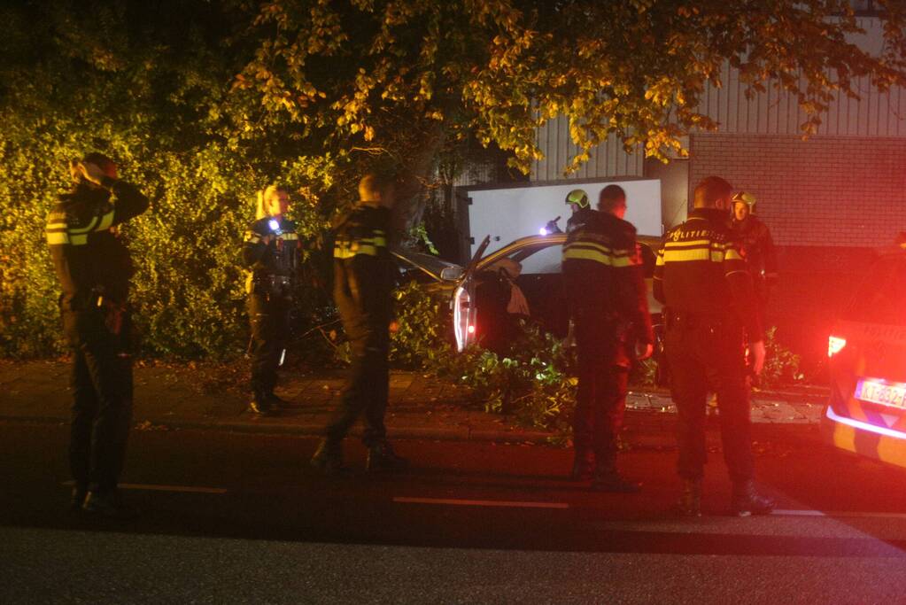 Personenauto botst tegen lantaarnpaal